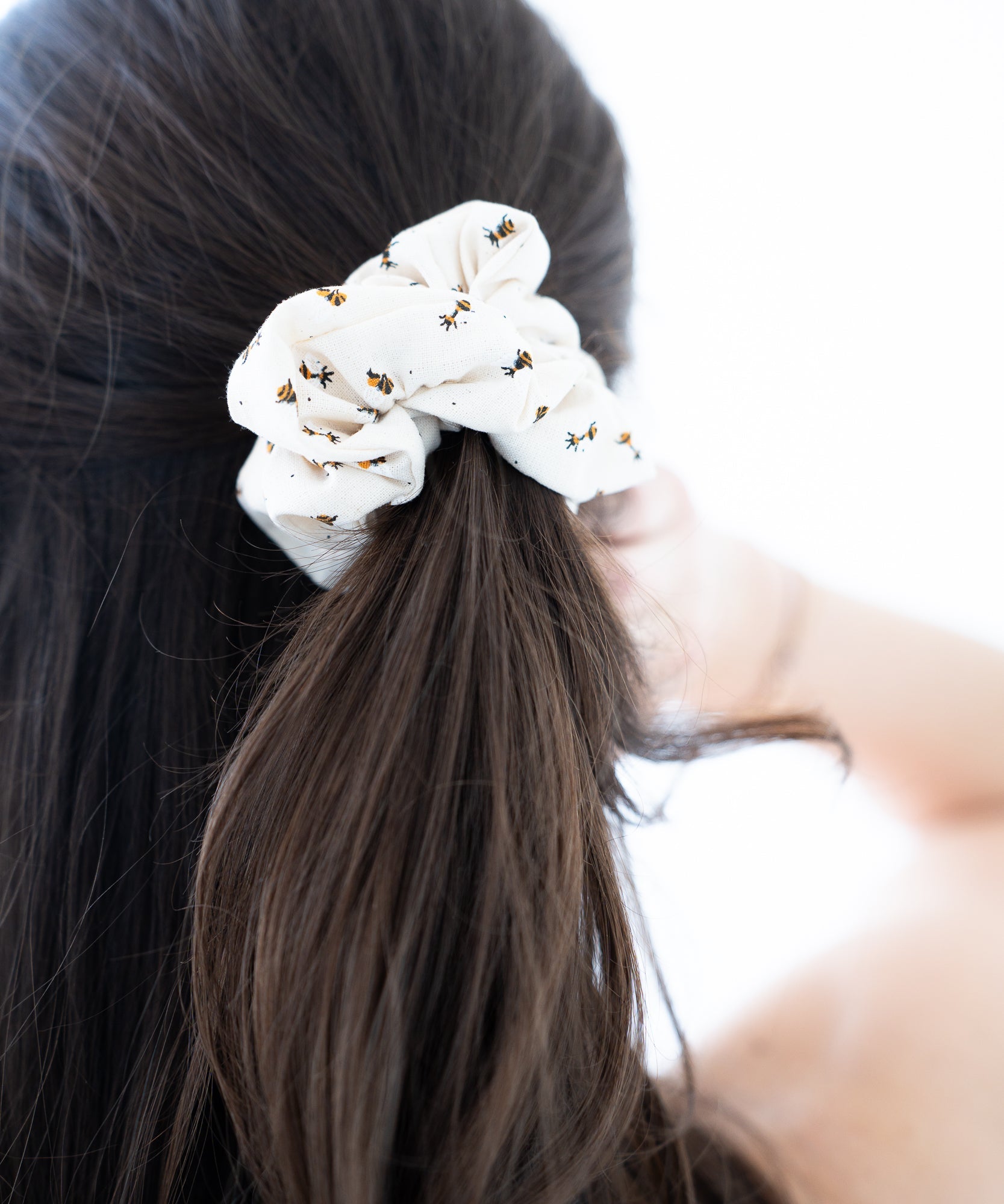 Honey Bee - Scrunchie mit Bienen - Beige - Studio Chéri
