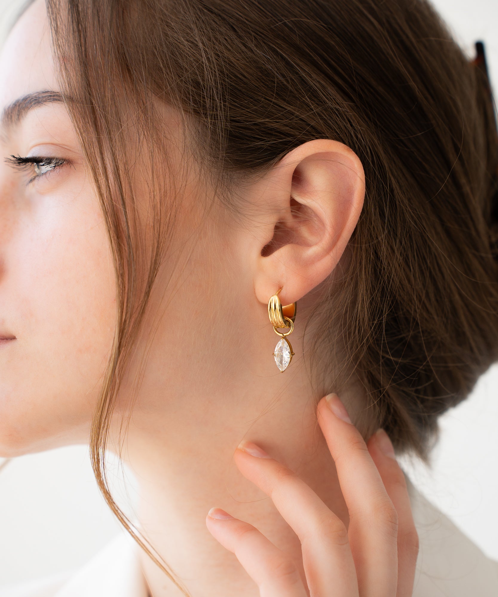Mae - 18K Goldohrring mit Schmuckstein - Gold - Studio Chéri