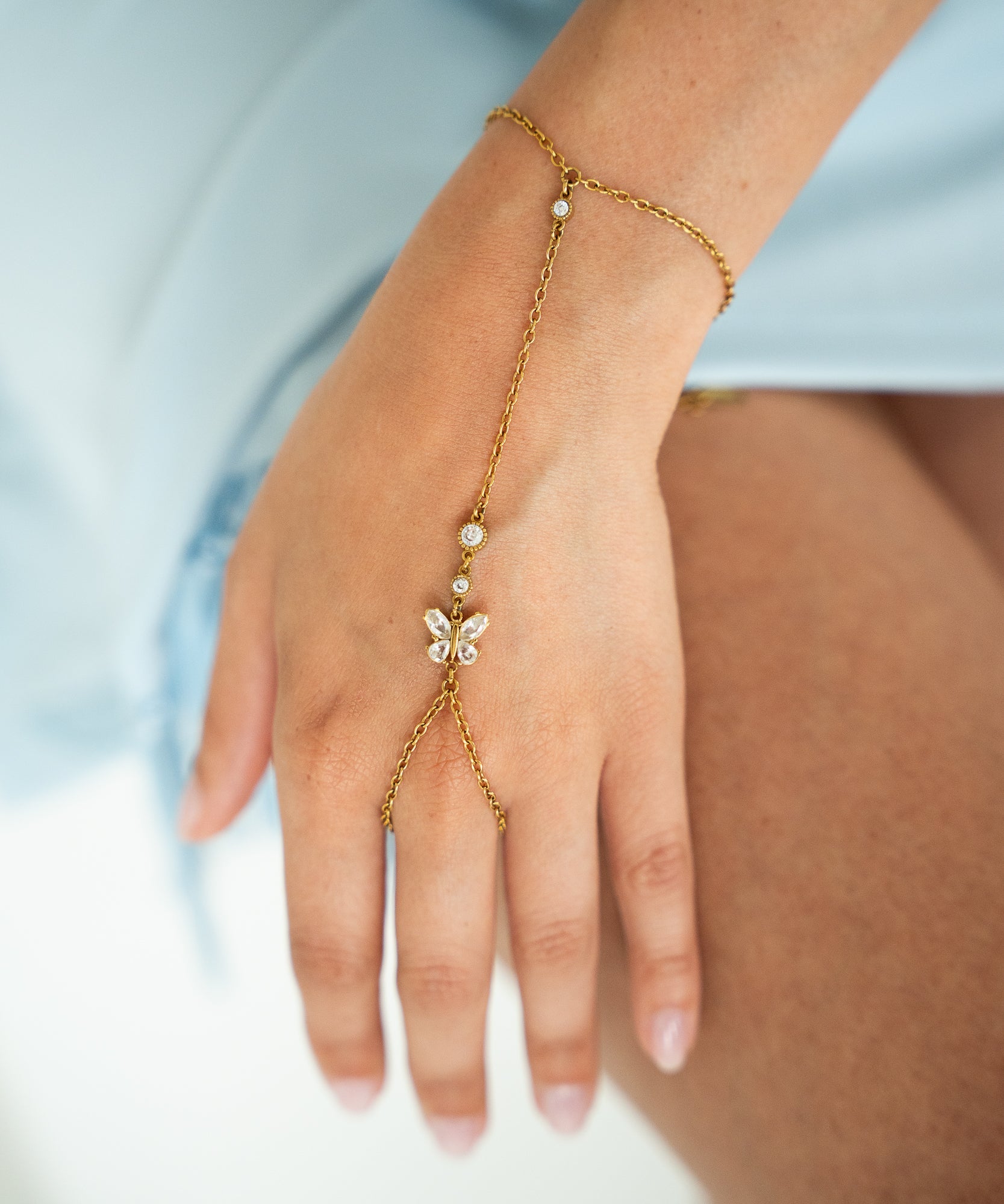 Nami - 18K Handkette mit Schmetterling - gold - Studio Chéri