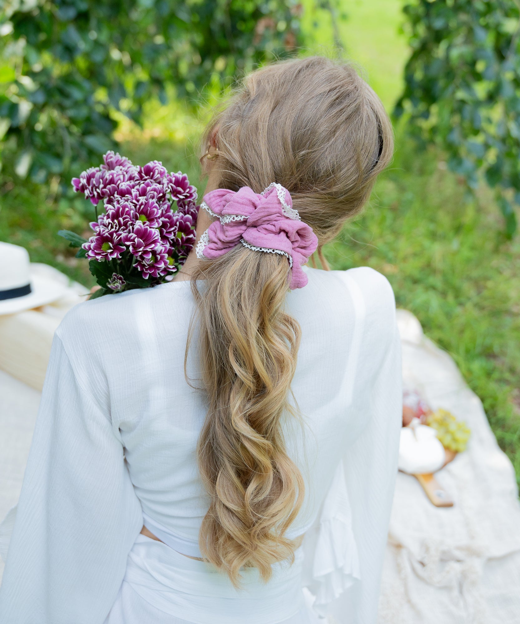 PEACE - Scrunchie mit Spitzenrand - Rosa/Weiß - Studio Chéri