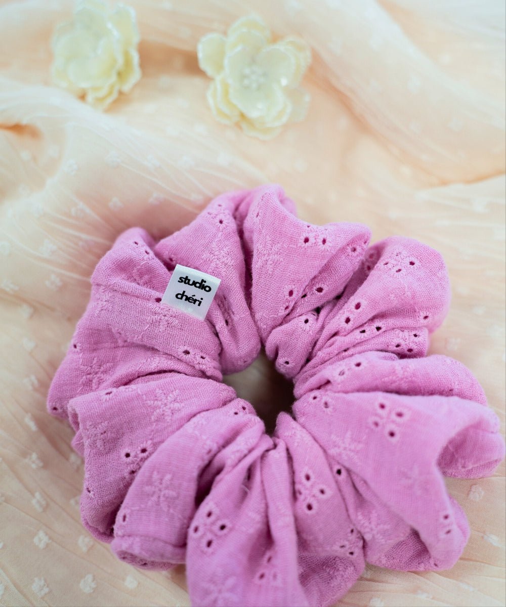 PHOEBE - Scrunchie mit Blümchenmuster - Lila - Studio Chéri