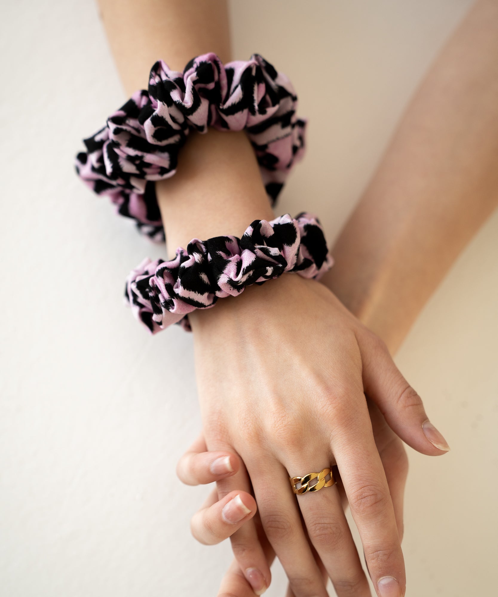 Rachel - Scrunchie mit Leomuster - Rosa - Studio Chéri