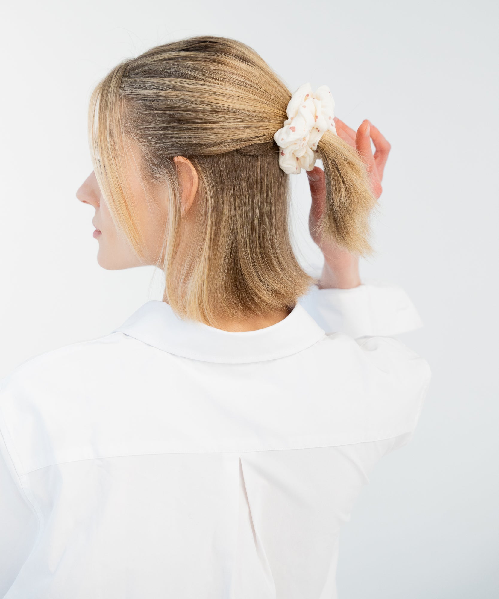 WHISPERED LOVE - Musselin Scrunchie mit Herzen - Weiß/Rot - Studio Chéri