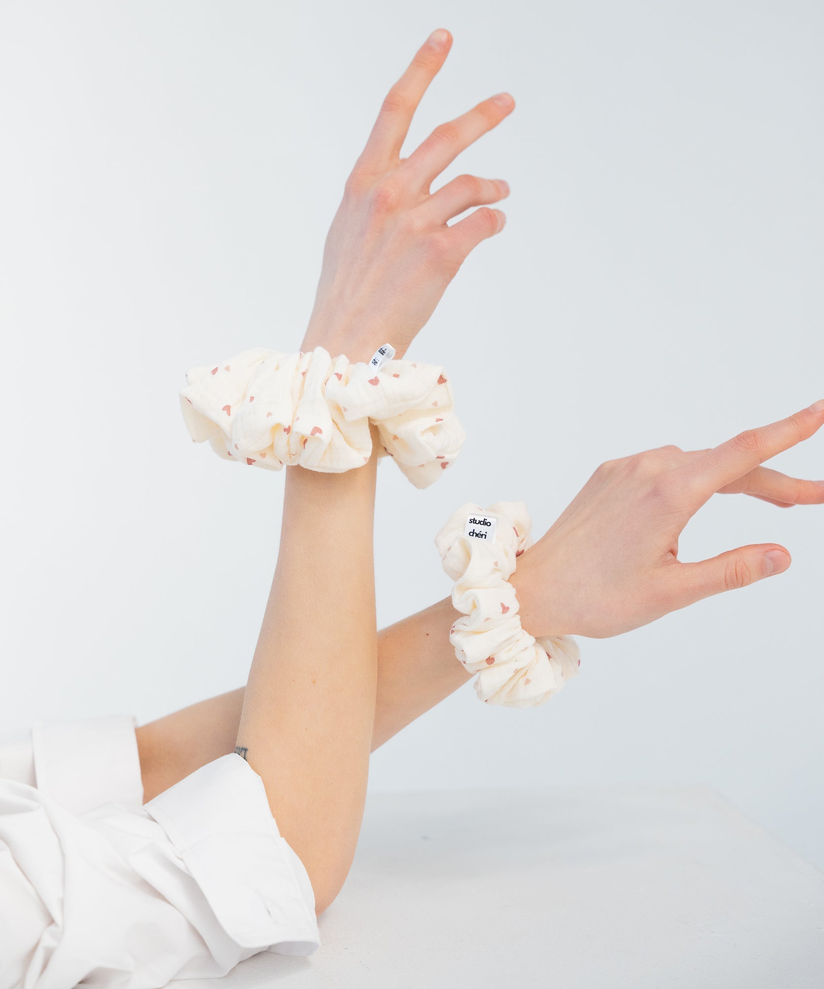 WHISPERED LOVE - Musselin Scrunchie mit Herzen - Weiß/Rot - Studio Chéri